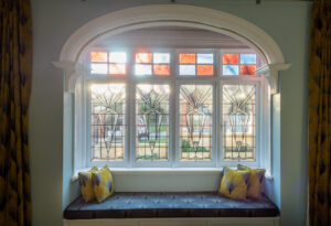 Art Deco sitting area|Art Deco bathtub|Art Deco window|Art Deco window|Art Deco living room