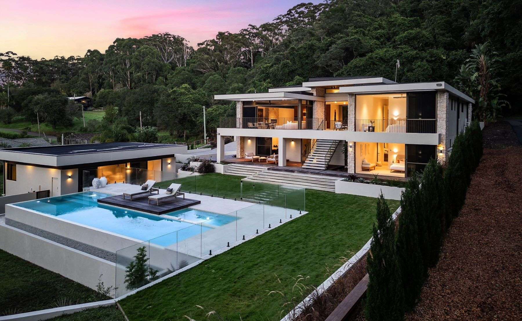 Central Coast Custom Homes|Wamberal luxury home|Floor-to-ceiling glazing|La Belle by JSH Projects|Custom home builder NSW|Luxury home builder Central Coast|Natural light interiors|Butler’s kitchen|Luxury interior design|Custom homes Central Coast|High-end building techniques|Home with natural surroundings|Architectural homes Central Coast||||||||