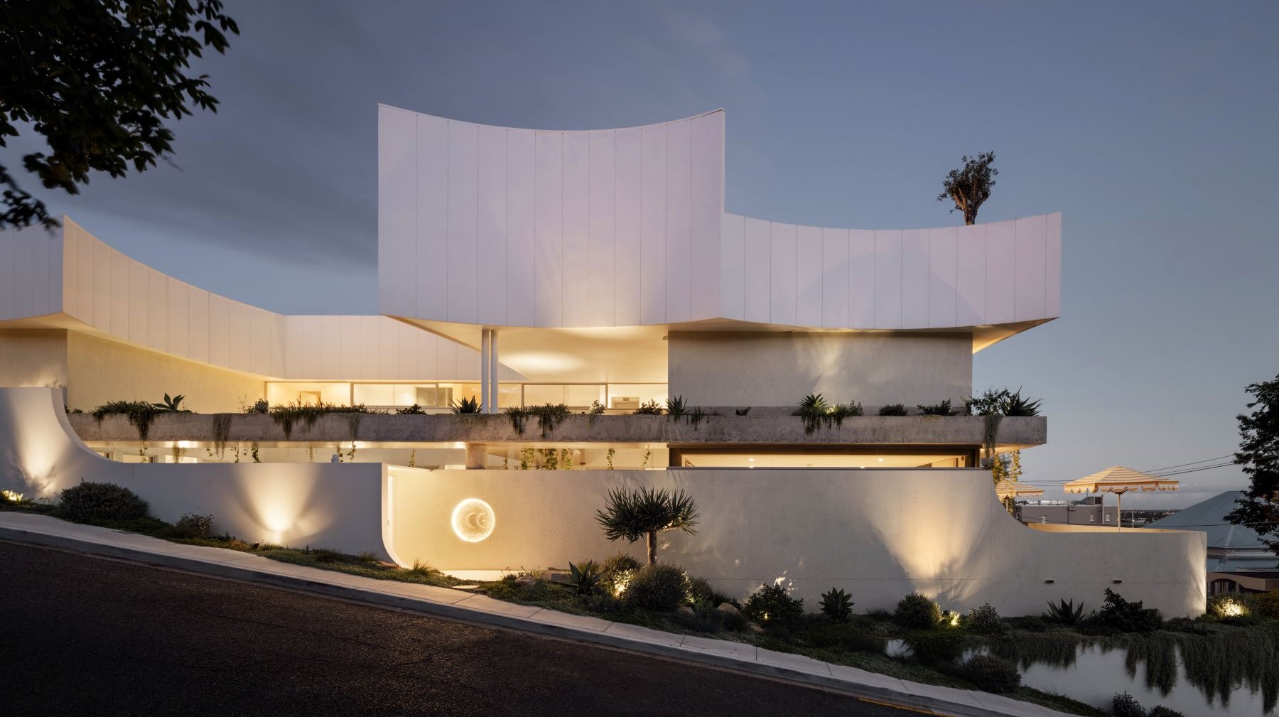 Custom Home Hamilton Hill Brisbane||||||||Sculptural Spanish Style Home Brisbane|||||Outdoor Living|||